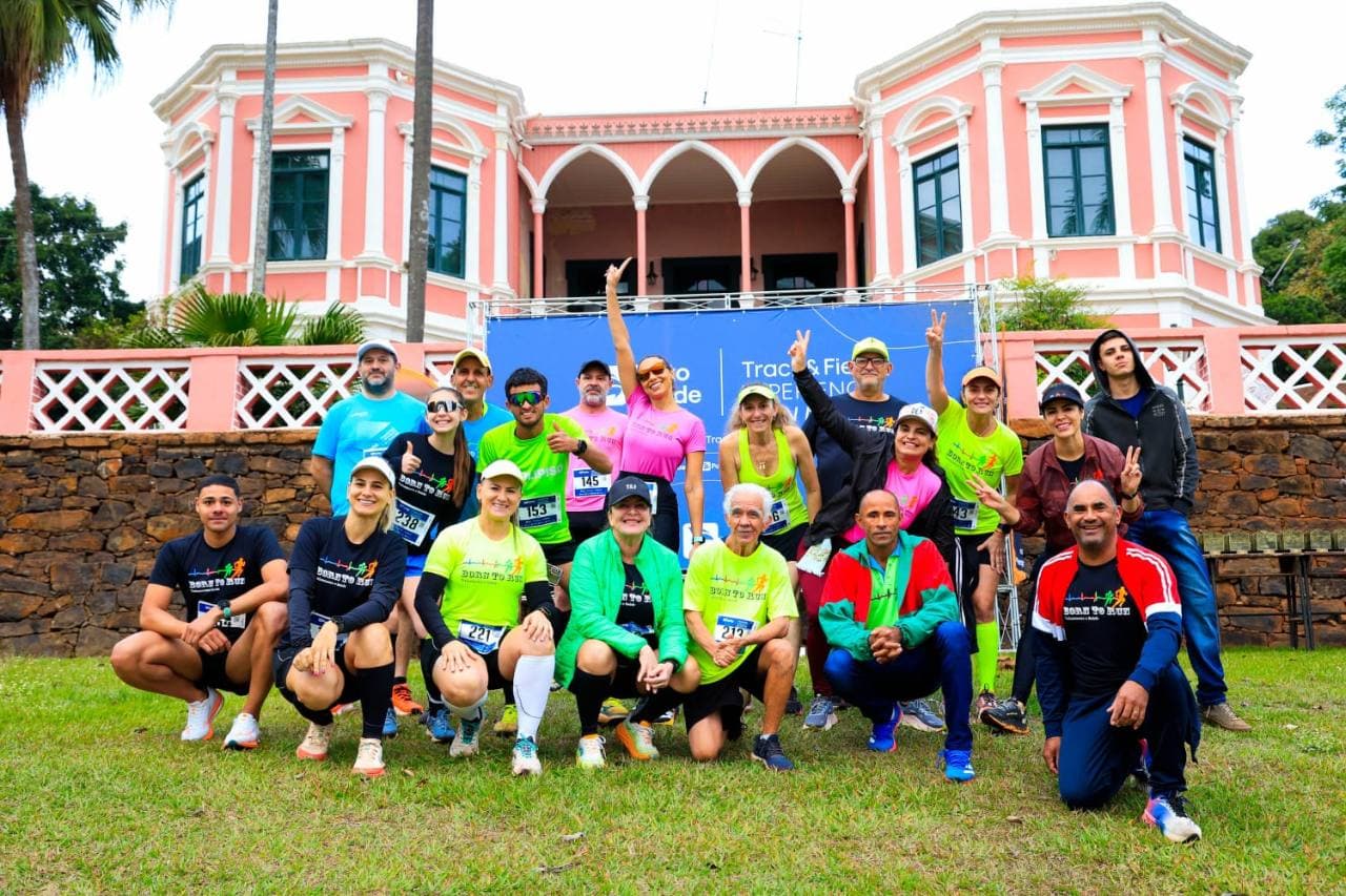 Equipe Born to Run reunida após uma corrida