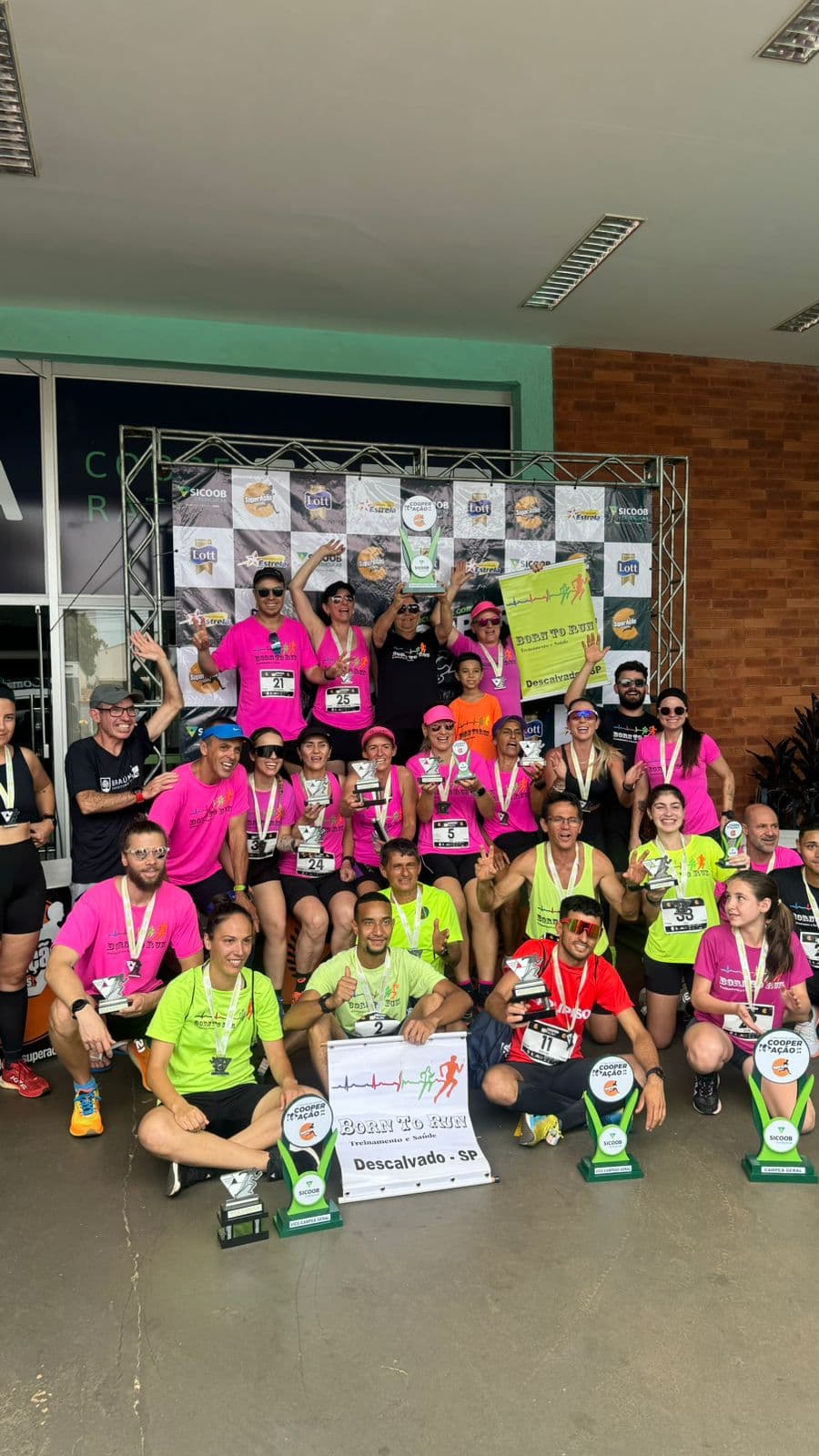 Atletas parando pra uma foto pós corrida